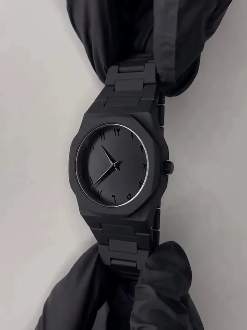 Black Minimalist Analog Wrist Aura Watch – Stainless Steel Strap | Butterfly Lock